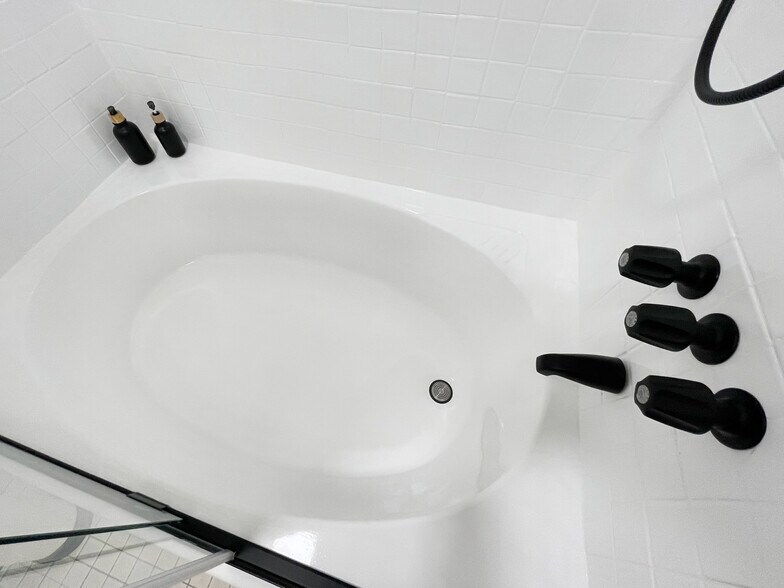 Round, spa-sized bathtub to relax in - 9047 Langdon Ave