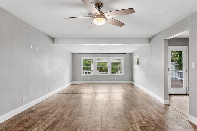 Building Photo - 3310 Oak Dr