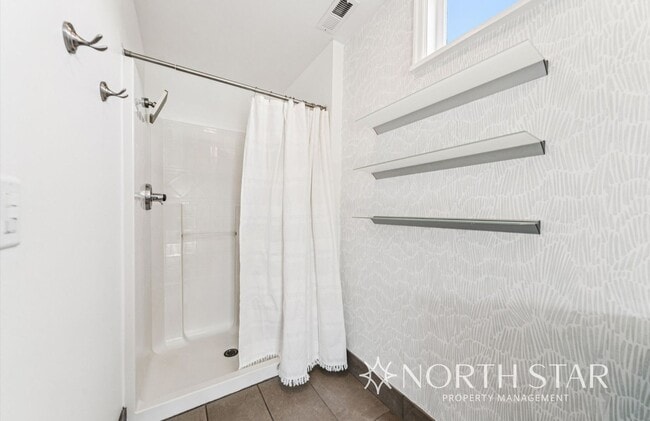 Building Photo - Newly renovated stunning lakefront home.