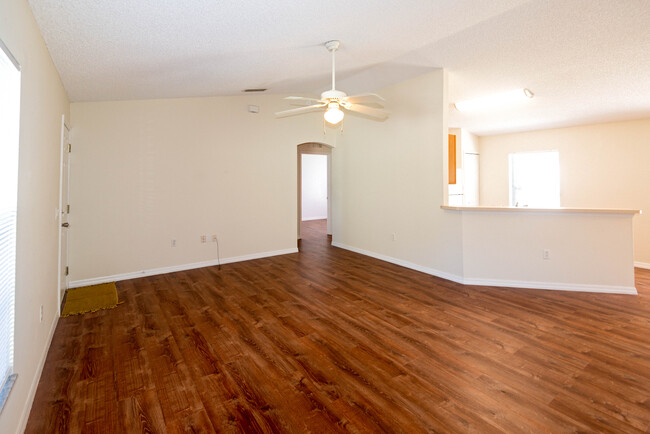 Building Photo - 3/2 in DeLand in quiet area, $1,800