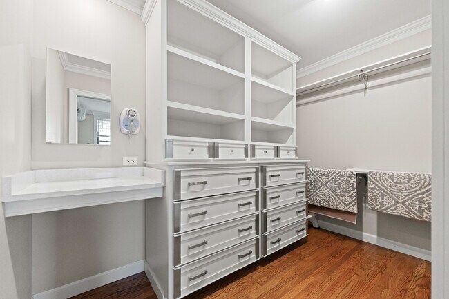 Building Photo - 2000 N Lincoln Park W