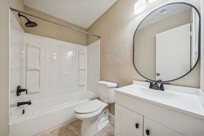 Building Photo - Peacock Hills Home