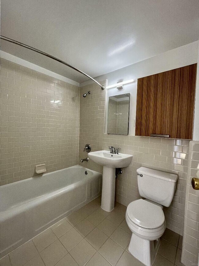 Building Photo - 405 Serrano Dr