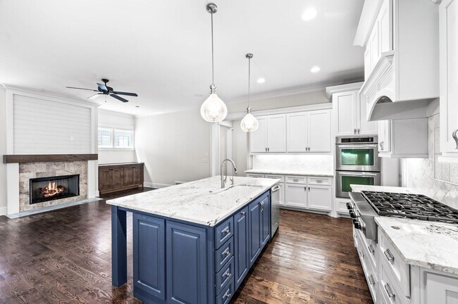 Building Photo - 1735 Hillmont Dr