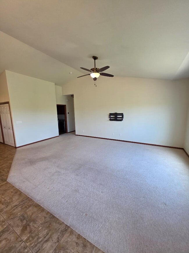 Building Photo - 1628 Valley Dr