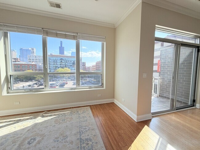 Building Photo - 1002 W Van Buren St