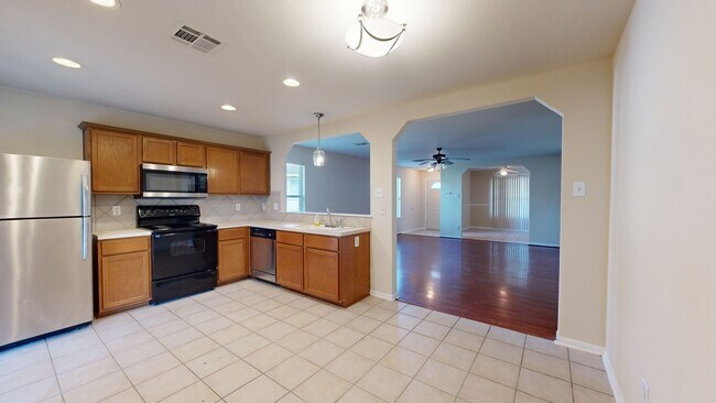 Building Photo - FREE DECEMBER RENT! PETS WELCOME!!!