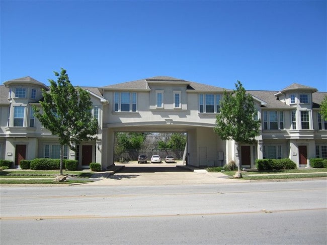 Building Photo - 2 br, 2.5 bath Condo - Wellington Court Co...