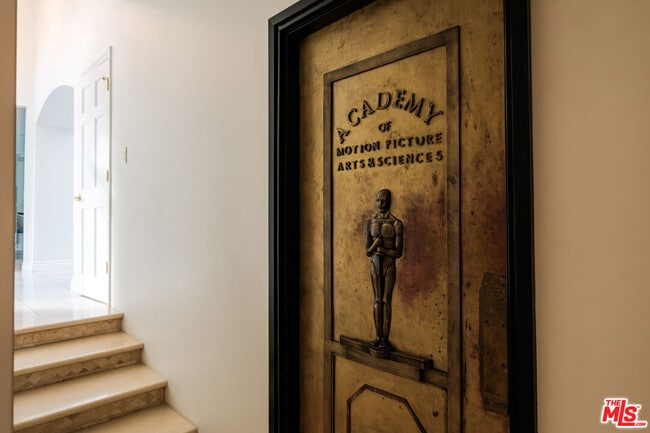 Building Photo - 18875 Pasadero Dr