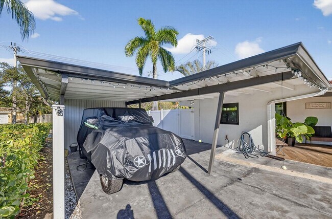 Building Photo - 2601 NE 8th Ct