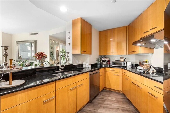 Building Photo - 700 Park Regency Pl NE