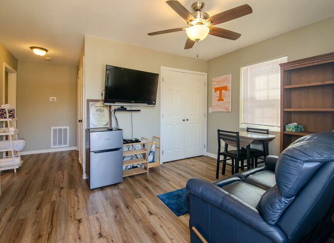 Building Photo - Knoxville 37923 - 2 bedroom 1 bath - call ...