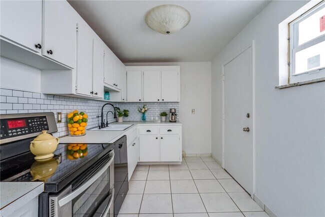 Building Photo - 9400 S Ocean Dr