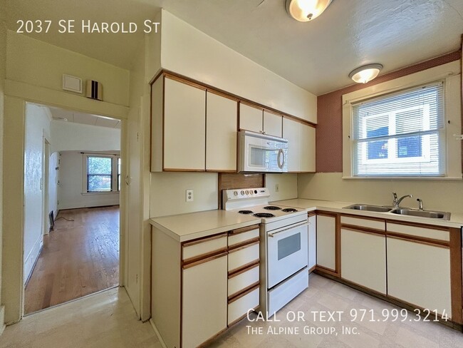 Building Photo - 2037 SE Harold St