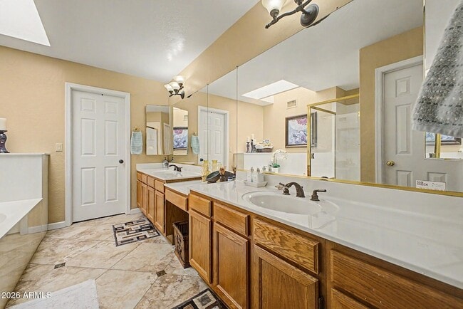 Building Photo - 4106 E Sunnyside Dr