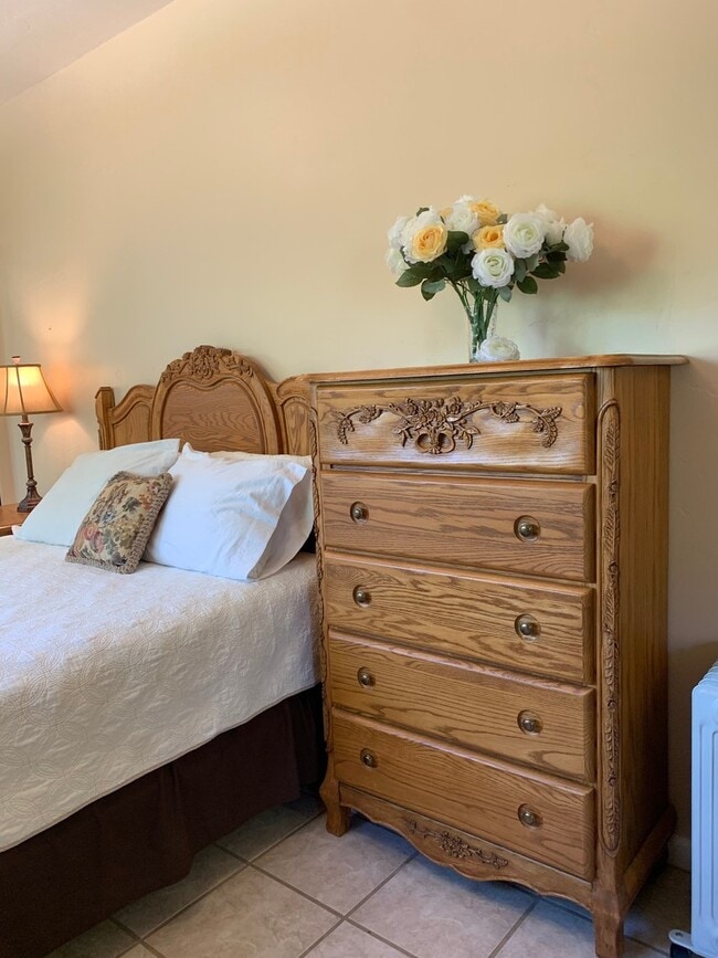 Building Photo - Studio