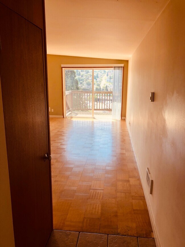Building Photo - Beautiful 2-Bedroom Apartment with Stunnin...
