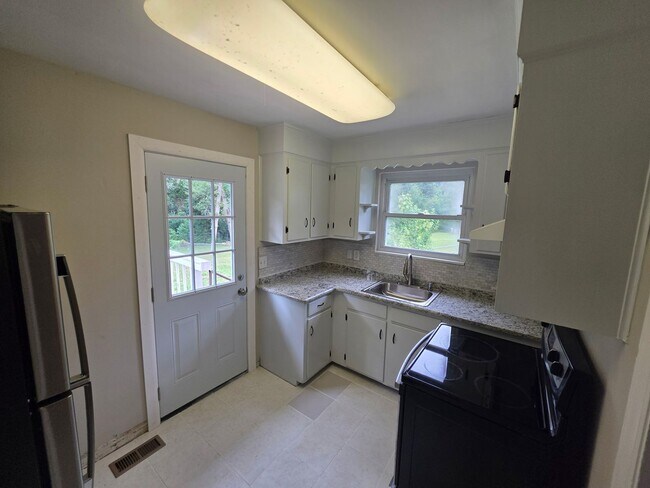 Building Photo - 2412 Bass Ave
