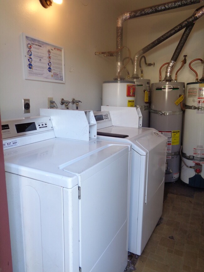 Building Photo - 607 E Utica Ave