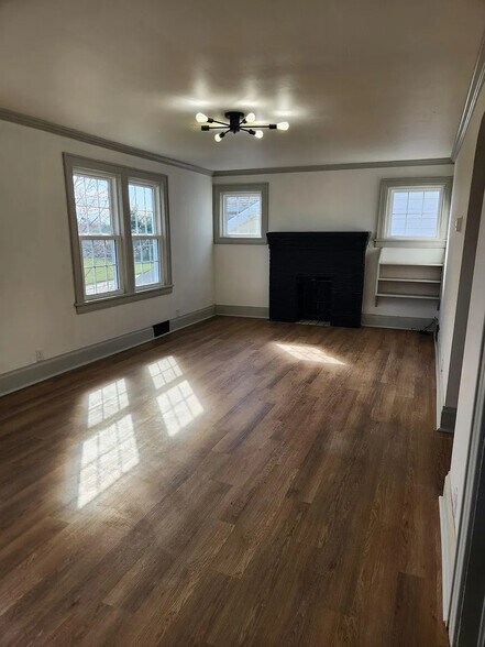 Building Photo - 302 Everett Ave