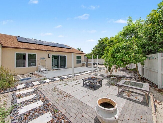 Building Photo - 8464 Lake Worth Rd