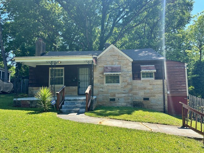 Primary Photo - Charming Two Bedroom House in Enderly Park!