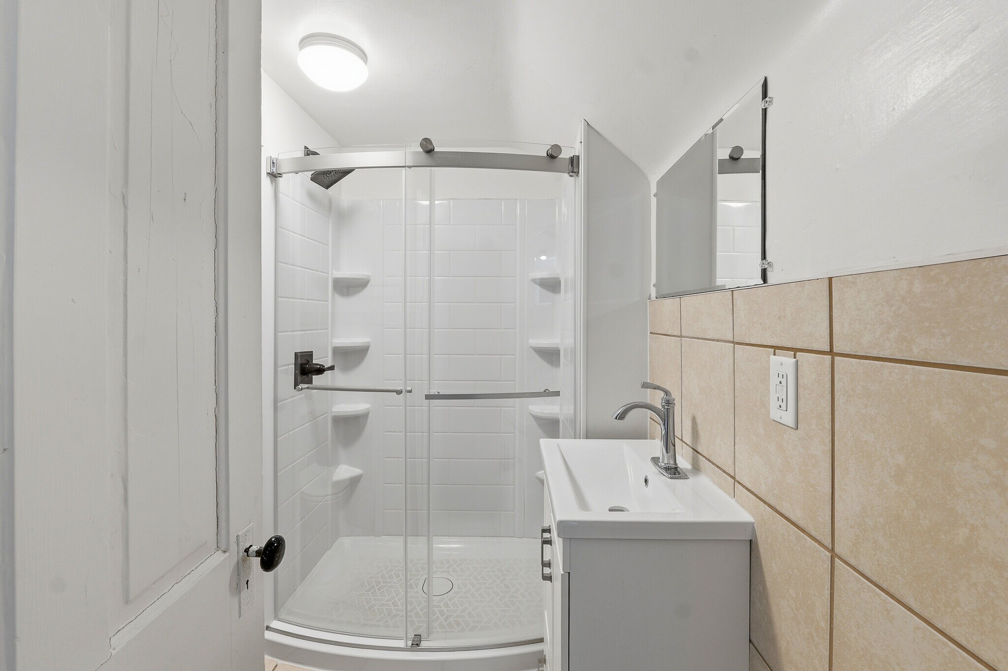 Building Photo - 418 S Spring St