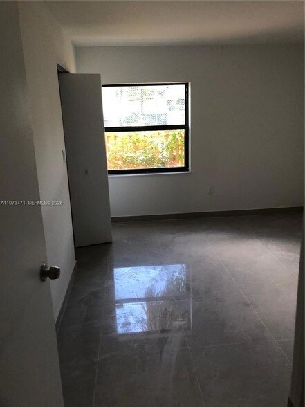 Building Photo - 8883 Fontainebleau Blvd