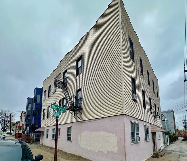 Building Photo - 39 Bowers St