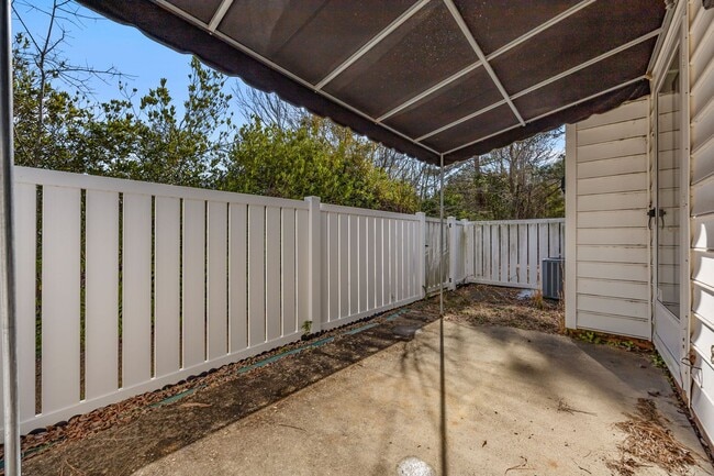 Building Photo - Charming Duplex in Dunn