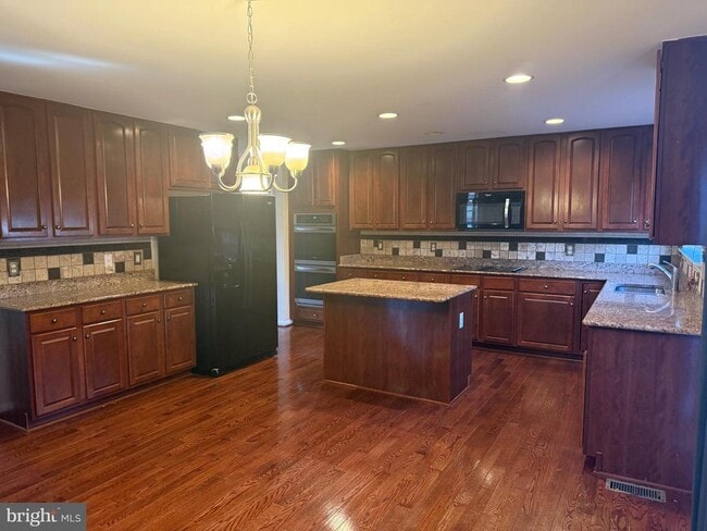 Building Photo - 18 Brushy Creek Cir