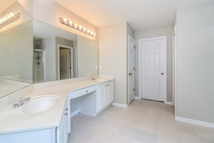 Building Photo - 5456 The Vyne Ave