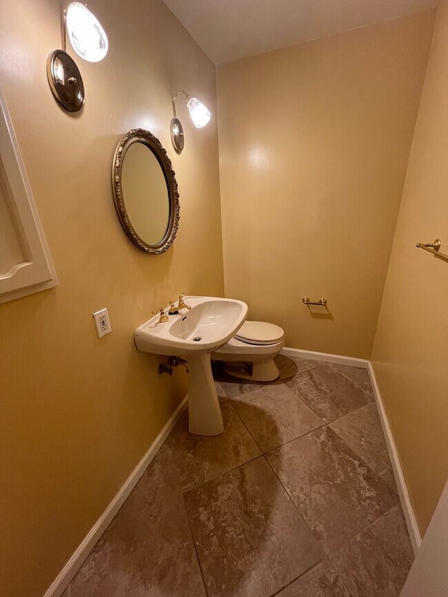 Building Photo - Available Now! 4 bedroom, 2.5 bath unit