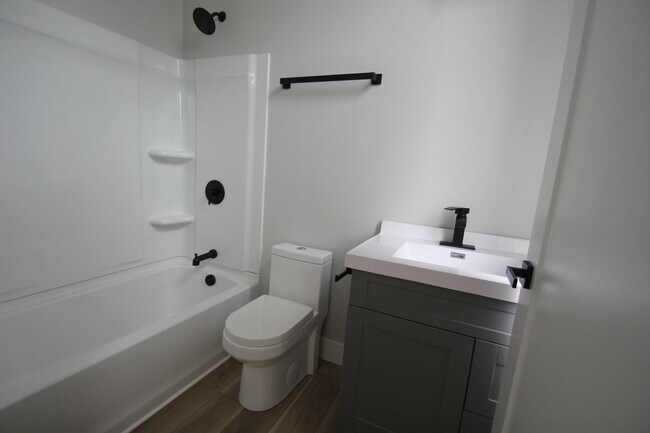 Building Photo - Beautifully remodeled 2 Bed + office apart...