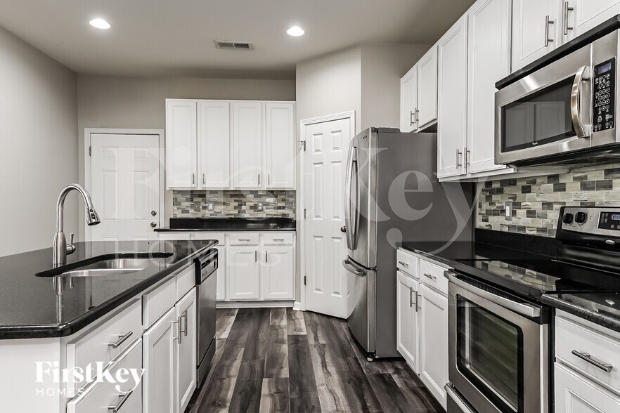 Building Photo - 372 Sanctuary Park Dr