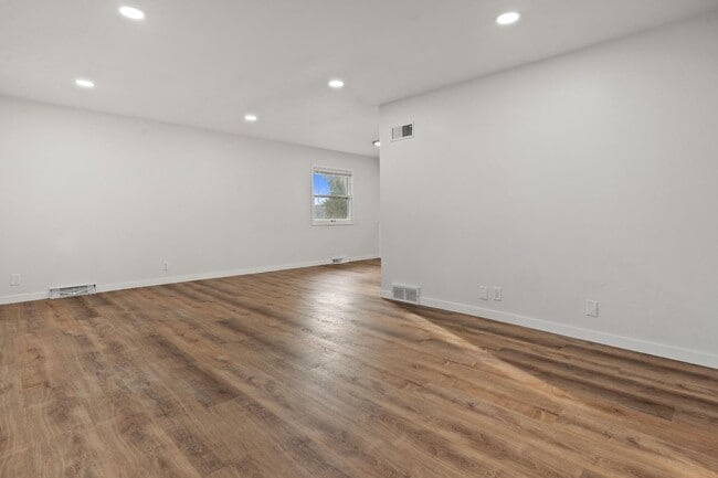 Building Photo - 2311 W Oakwood Rd
