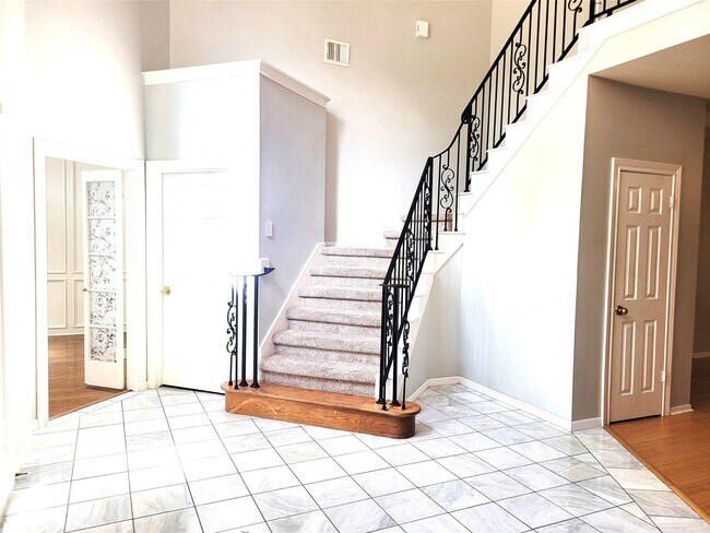 Building Photo - 2214 Old S Dr