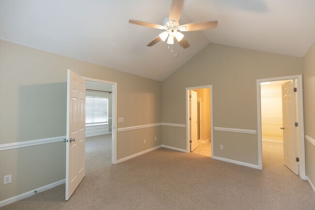 Building Photo - 121 Goldfinch Ave