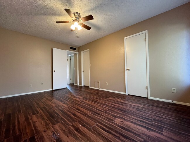 Building Photo - 3/1.5 Townhouse in Great location