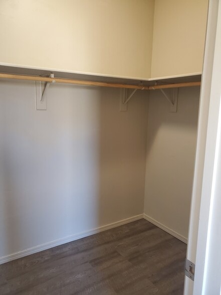 Master Bedroom Walk-in Closet - 776 Parkwood Dr