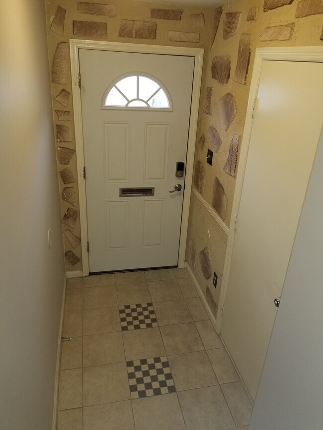 Building Photo - 445 W 6th Ave