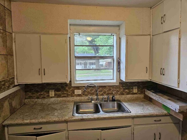 Building Photo - 464 Fernwood Ave