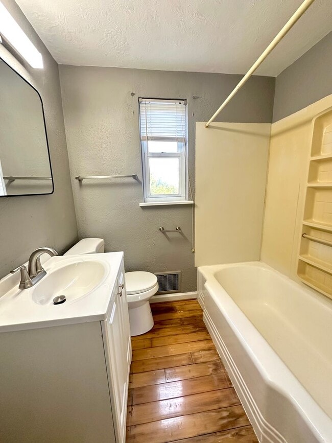 Building Photo - 4 Bed/1.5 Bath Home in Penn Hills - Off-St...