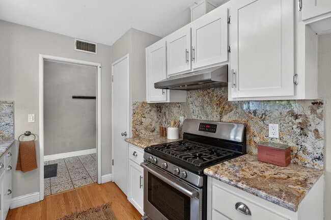 Building Photo - Spacious 4-Bed Oasis with 2 Full Baths