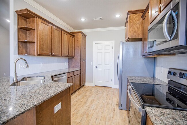 Building Photo - 303 Alder St