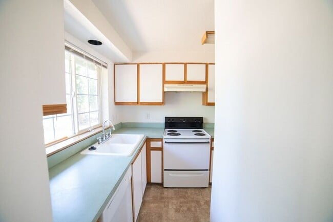 Building Photo - Townhome with Fresh Updates!!