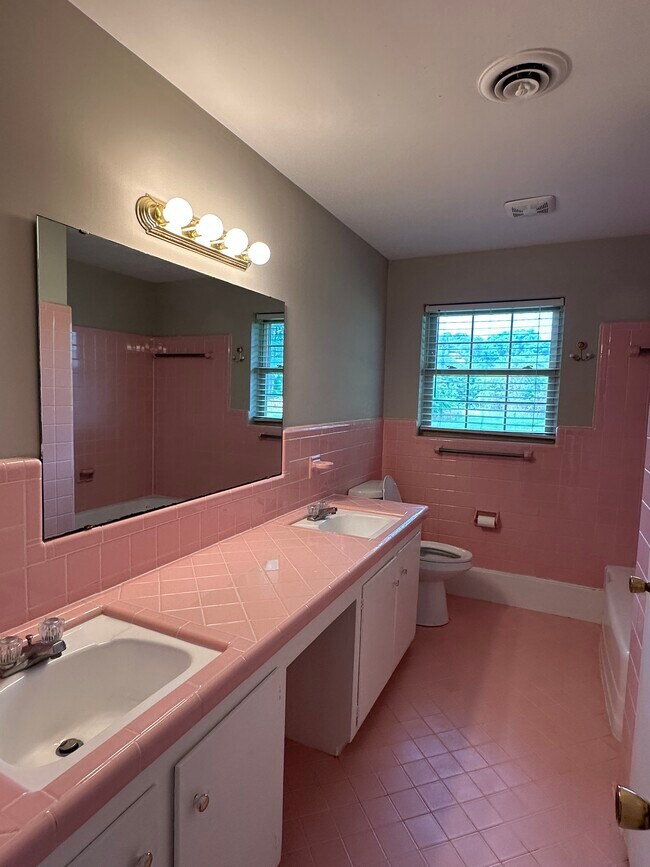 Building Photo - 1600 Plumcrest Dr