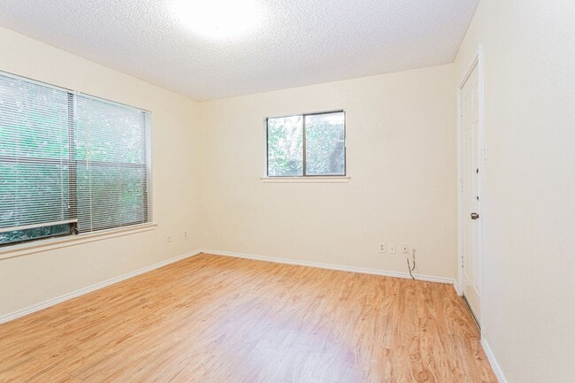 Building Photo - 404 Kenniston Dr