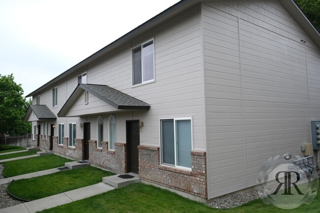 Building Photo - 2 Bedroom, 1 1/2 Bath Townhouse - Move In Ready!