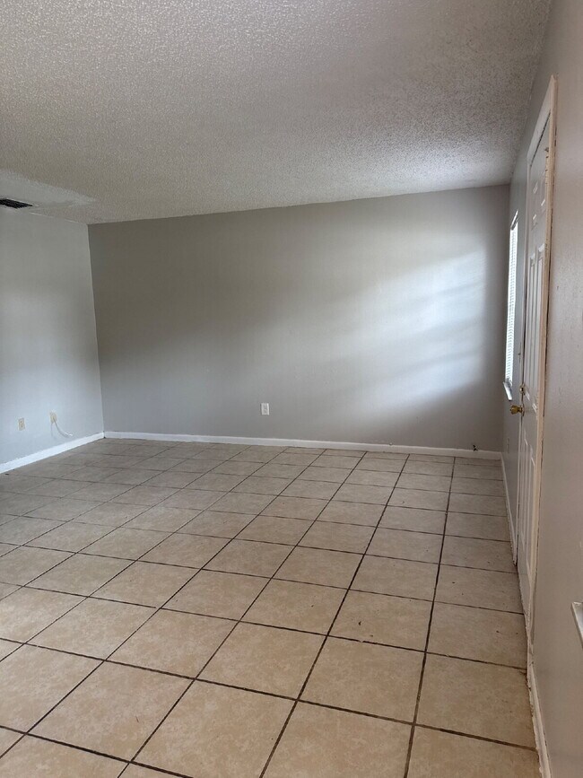 Building Photo - One bedroom One Bath available
